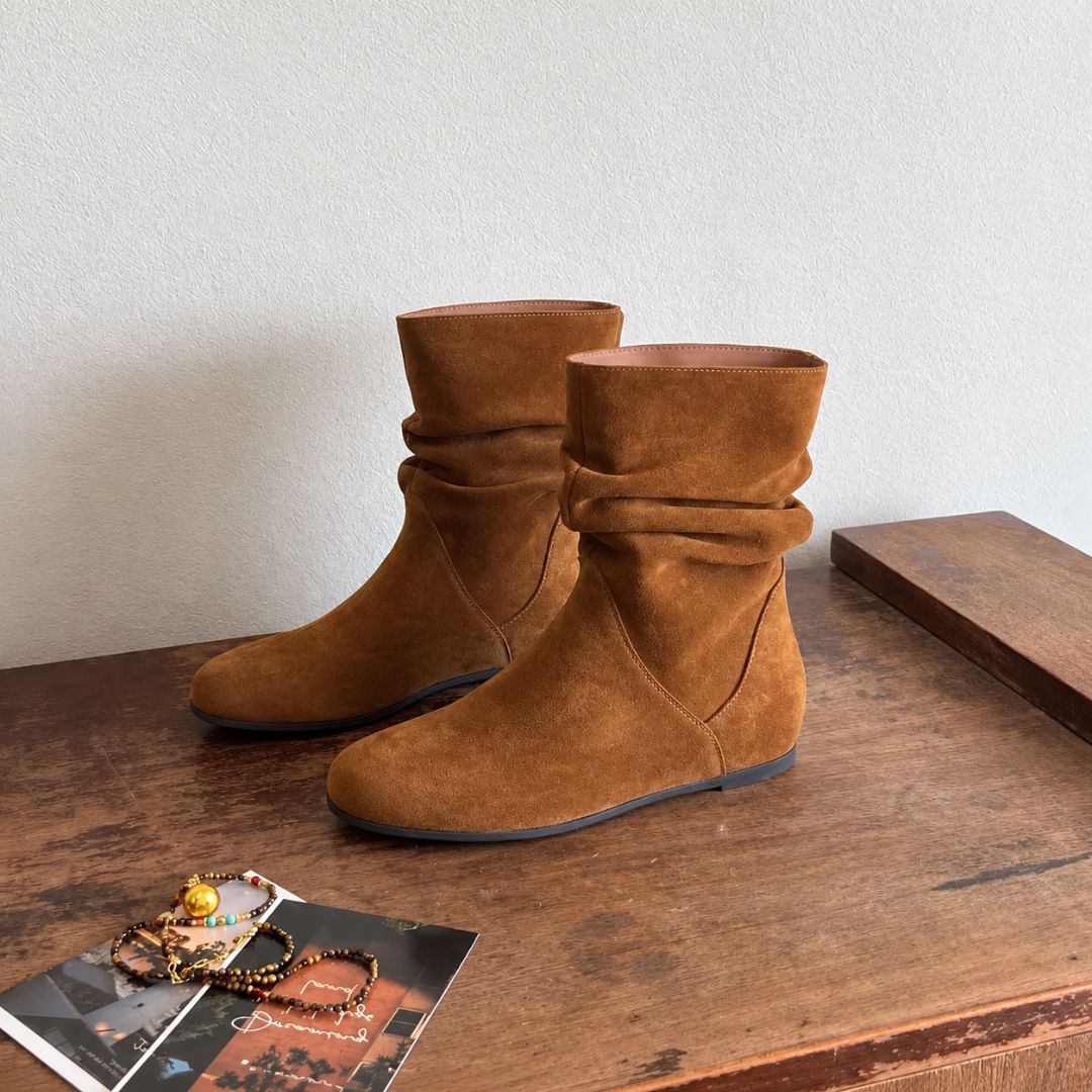 Bottes femme caramel de profil avec semelle plate et talon bas