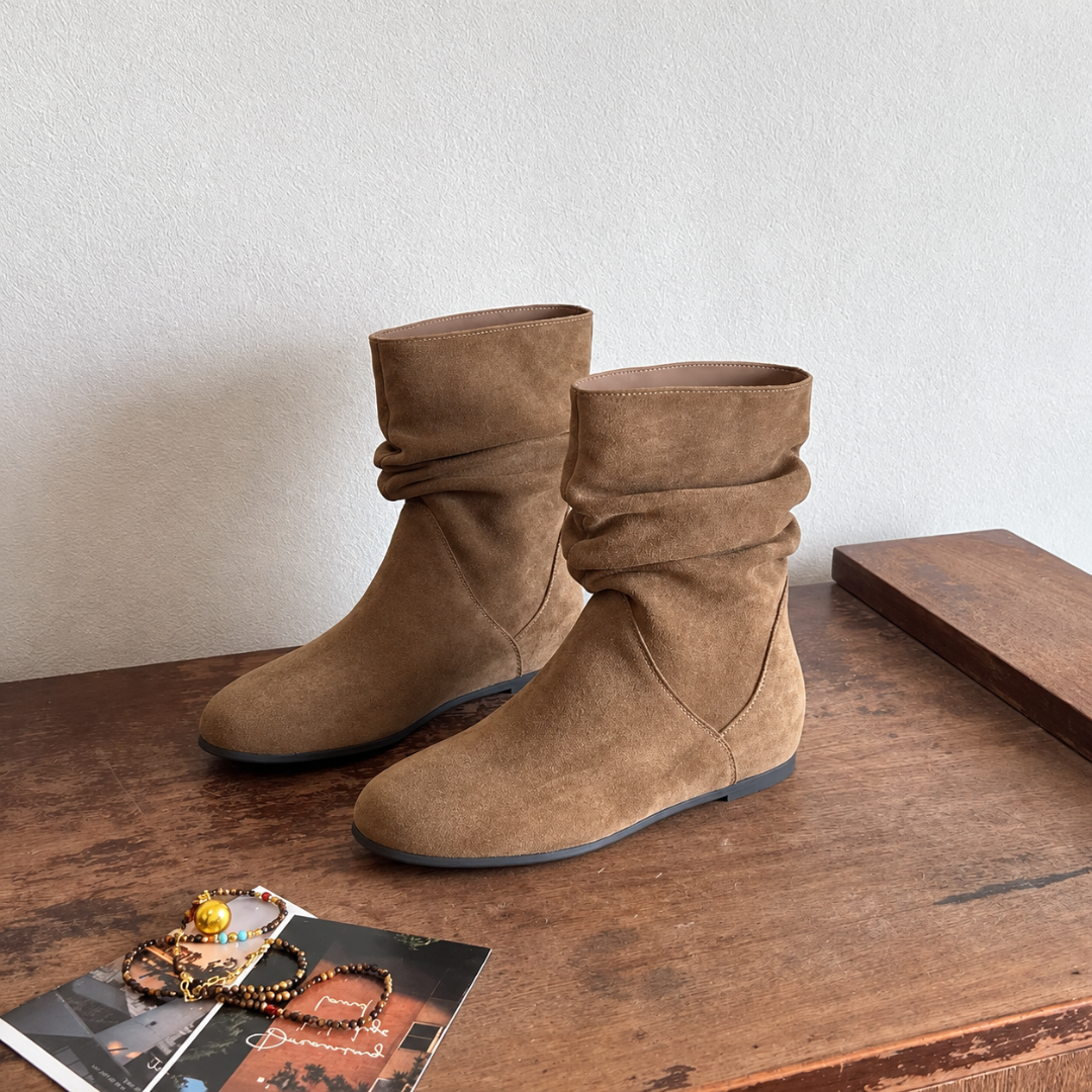 Bottes femme marron kaki de profil, semelle plate fine et tige slouchy