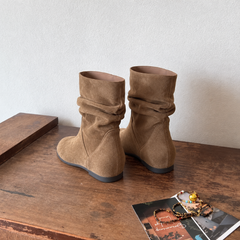Vue arrière des bottes marron kaki avec fronces marquées sur la tige
