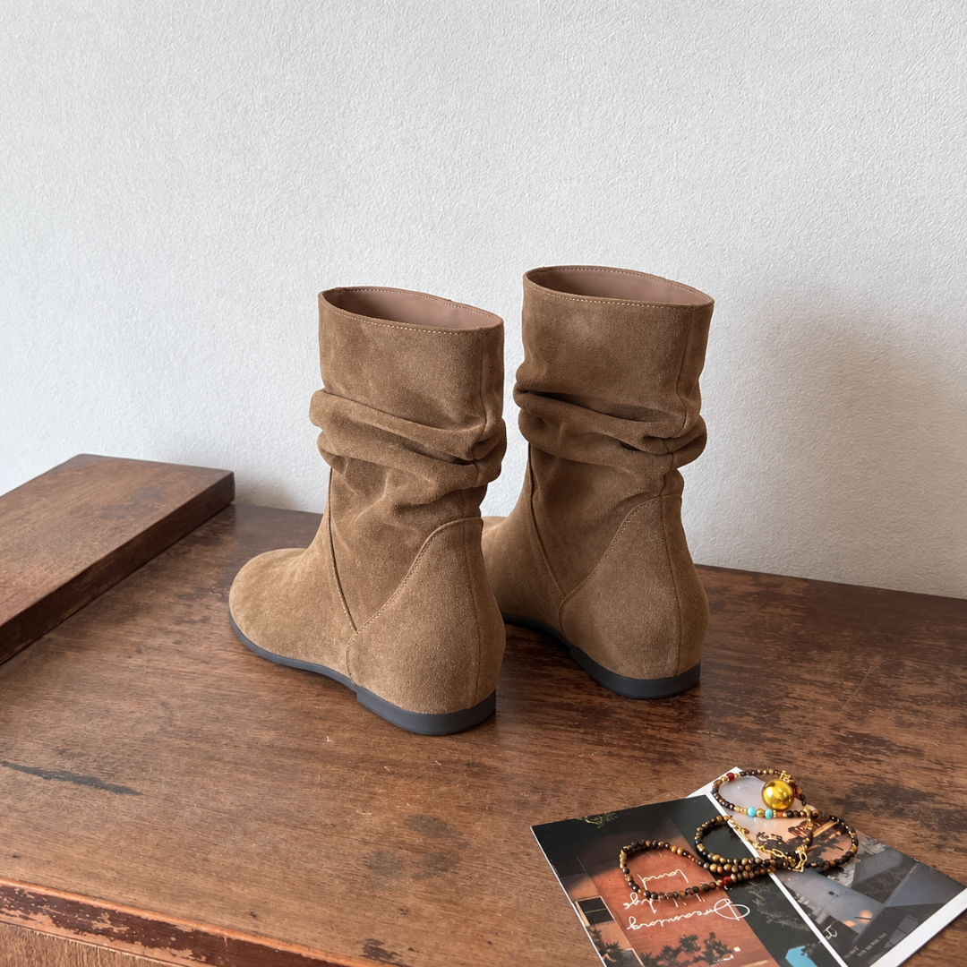 Vue arrière des bottes marron kaki avec fronces marquées sur la tige