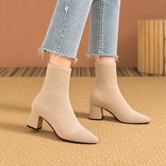 Bottines chaussette beige à talon bloc portées avec un pantalon bleu clair effilé
