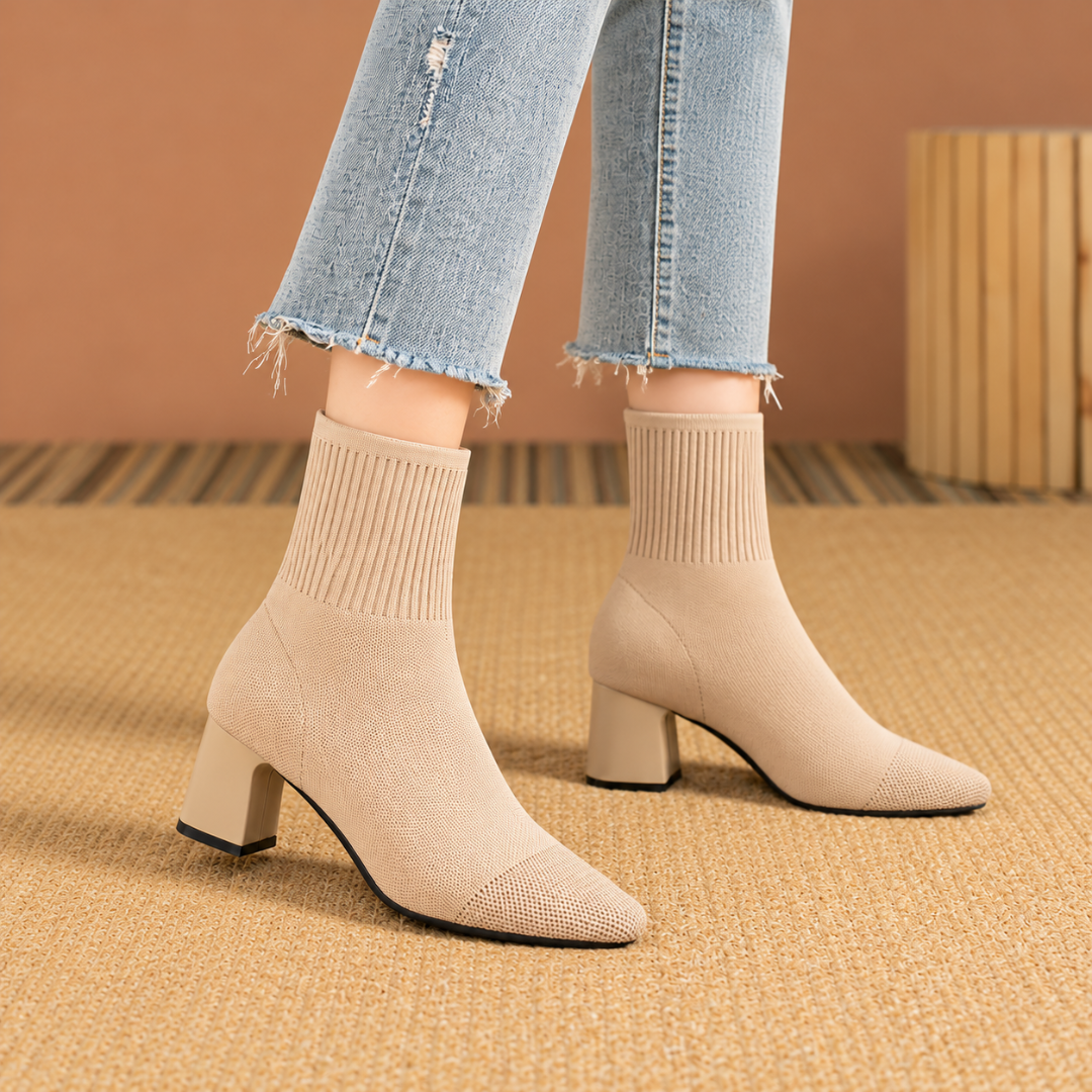 Bottines chaussette beige à talon bloc portées avec un pantalon bleu clair effilé