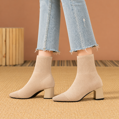 Bottines chaussette beige vues de face, bout carré et bord côtelé visibles