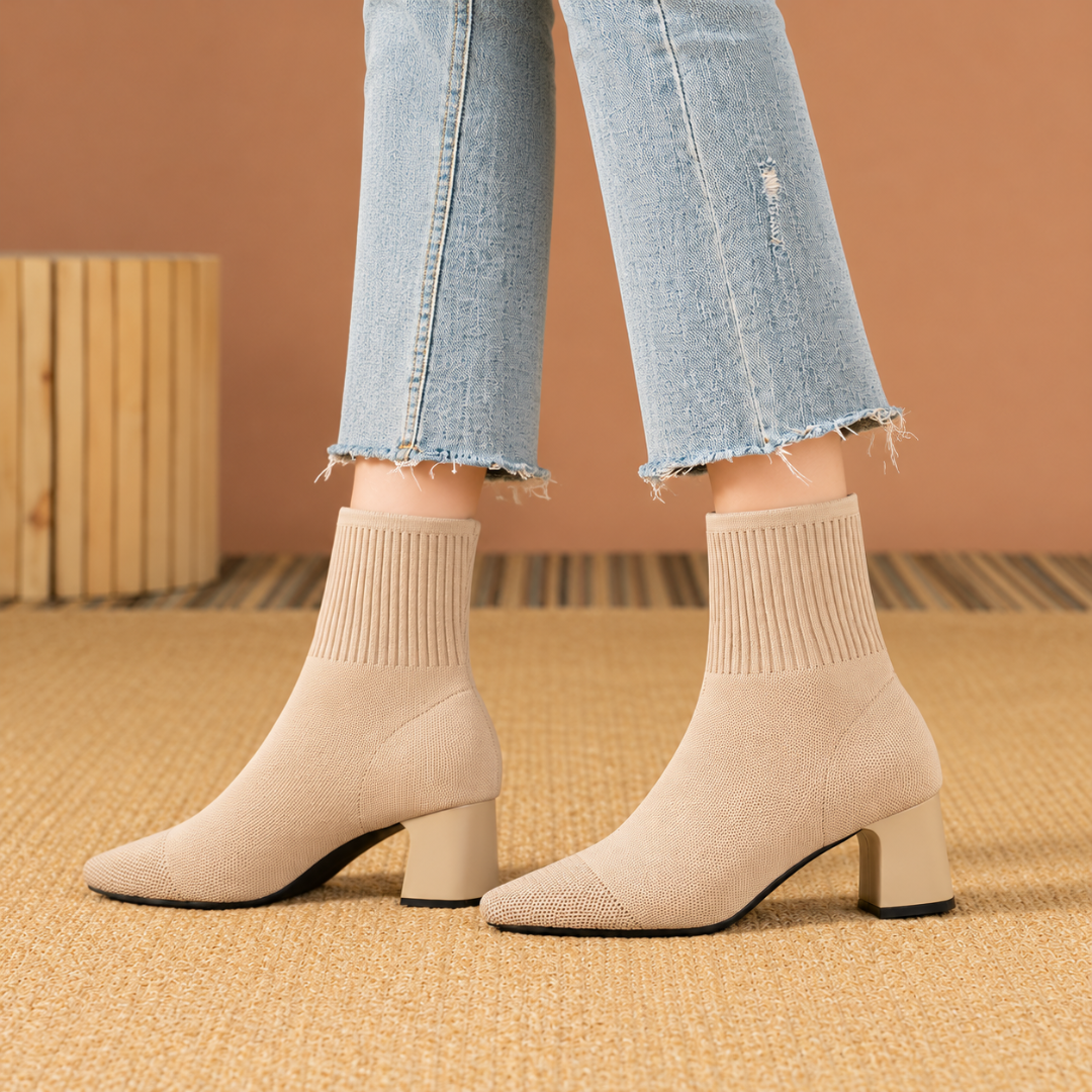 Bottines chaussette beige vues de face, bout carré et bord côtelé visibles
