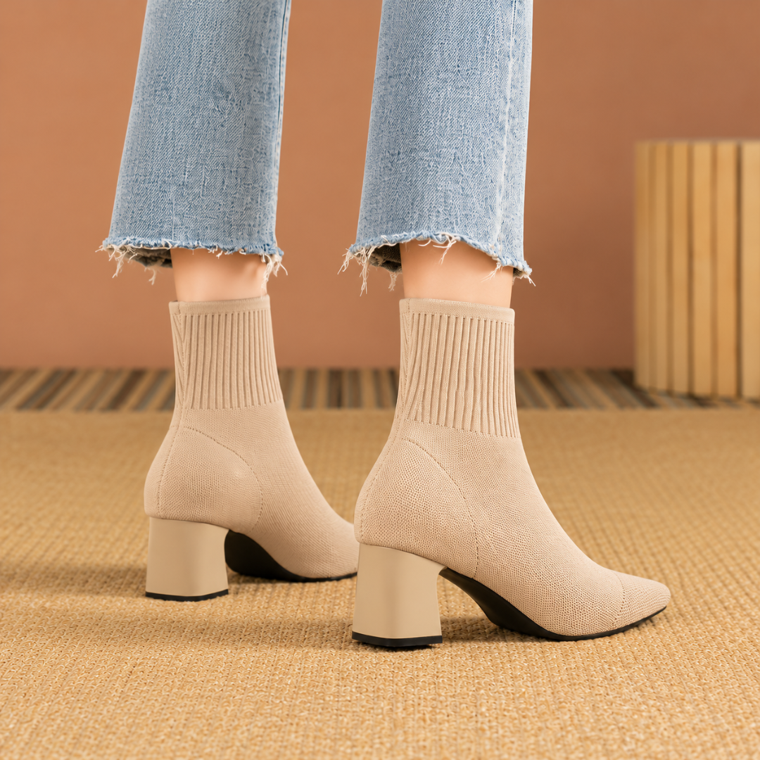 Vue arrière des bottines beige montrant le talon bloc et la tige côtelée