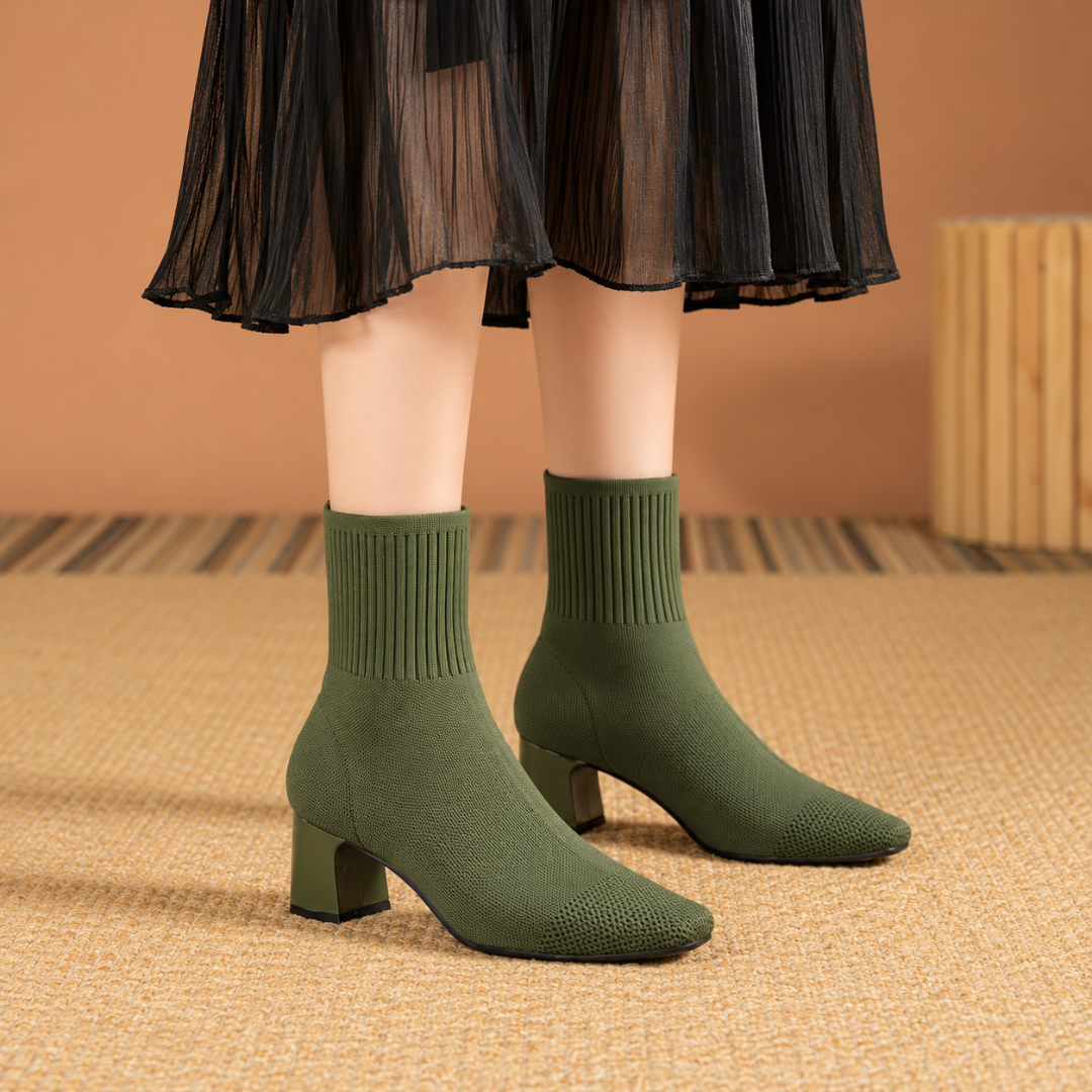Bottines chaussette vert sauge à bout carré et large bord côtelé sur la cheville