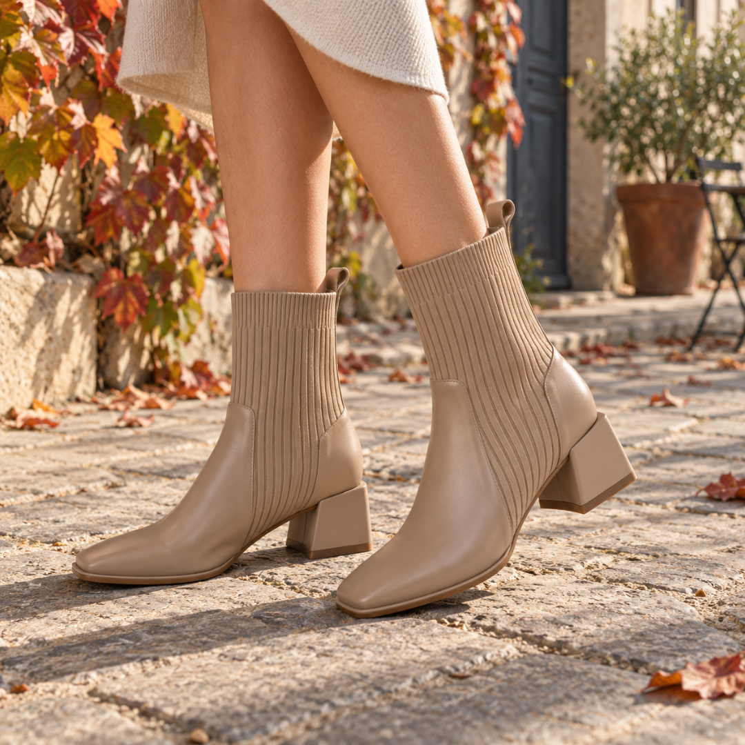 Bottines chaussettes abricot à talon bloc évasé et bout carré, look clair d'automne