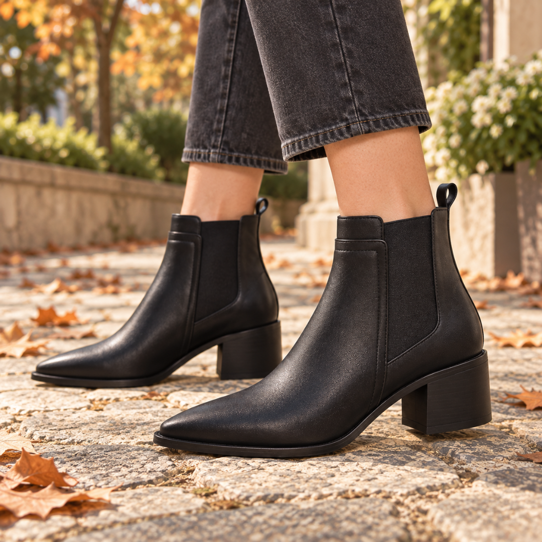 Bottines Chelsea noires de trois quarts, bout pointu et empiècements élastiques