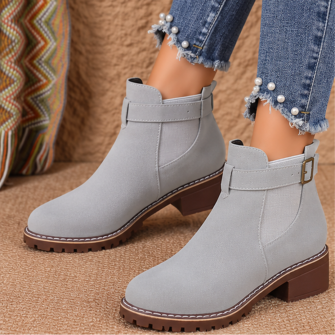 Bottines femme grises à bride et boucle dorée, talon carré et semelle crantée