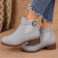 Bottines grises effet daim à hauteur de cheville, empiècement élastique visible sur le côté