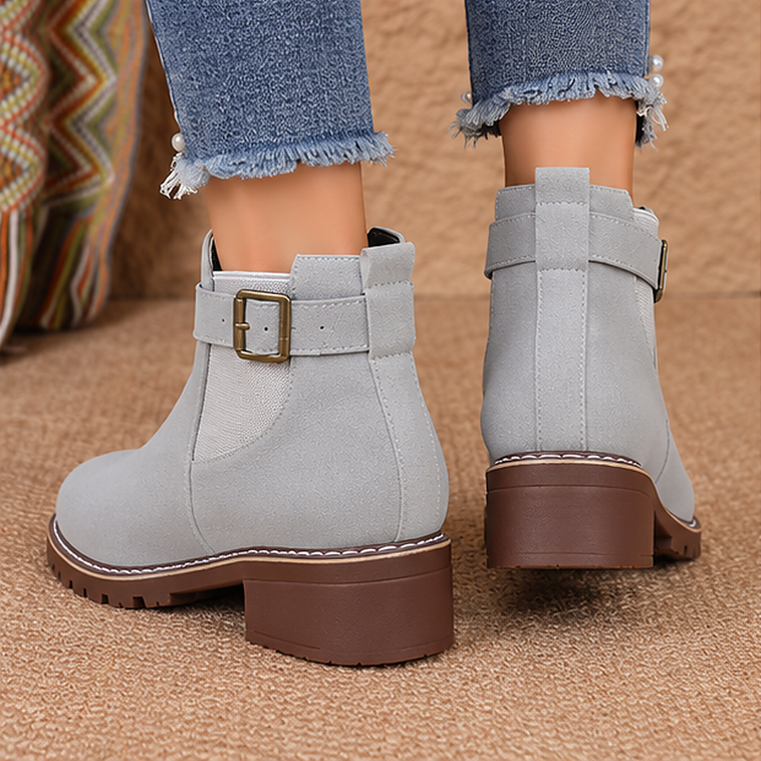 Vue arrière des bottines grises femme, talon carré et semelle crantée marron