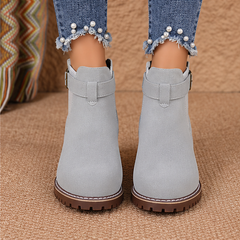 Bottines femme grises vues de face, bout rond et brides à boucle sur le cou-de-pied