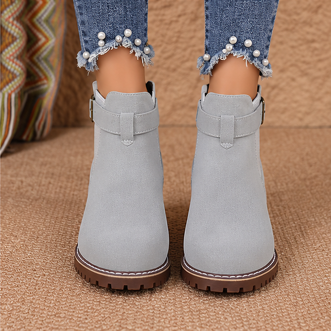 Bottines femme grises vues de face, bout rond et brides à boucle sur le cou-de-pied