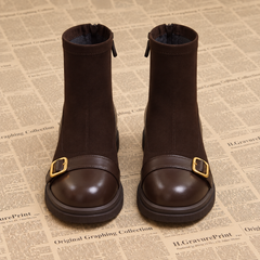 Vue de face des bottines marron avec bout rond lisse et brides à boucles dorées