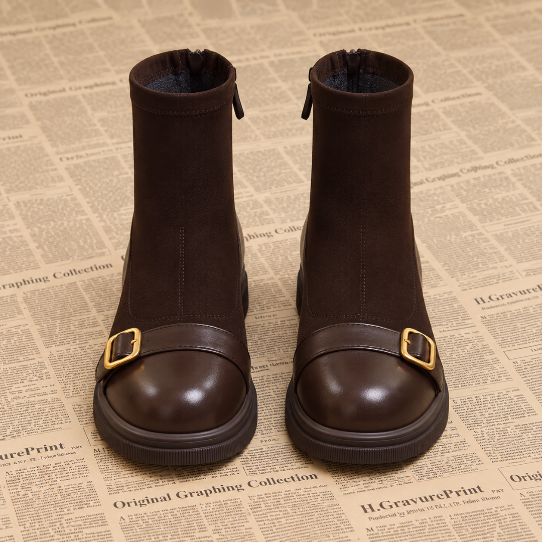 Vue de face des bottines marron avec bout rond lisse et brides à boucles dorées