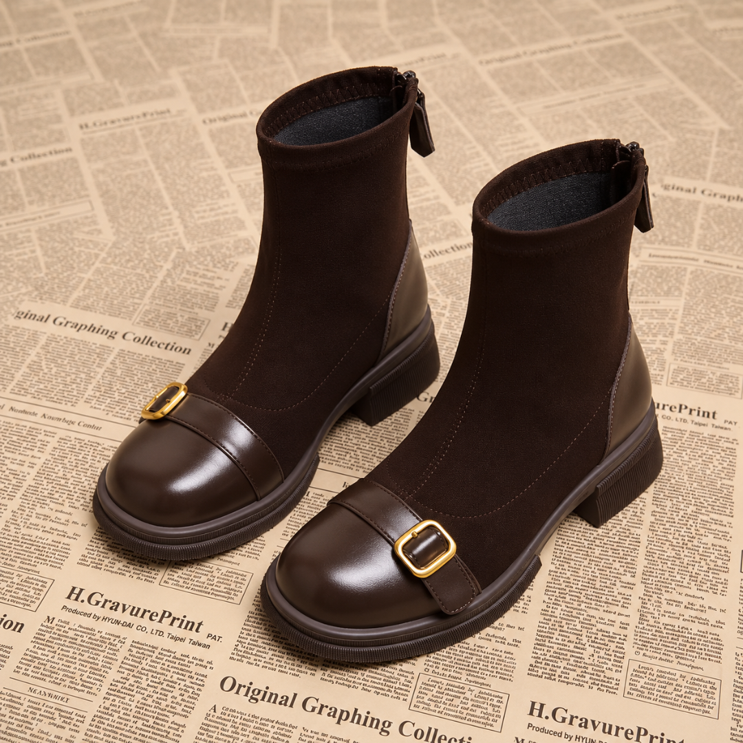 Bottines femme marron de trois quarts, tige chaussette et semelle à stries visibles