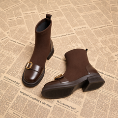 Bottines marron à bout rond et semelle crantée, une chaussure posée sur le côté