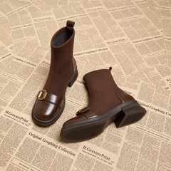 Bottines femme marron, détail de la patte à boucle dorée sur l'empeigne lisse