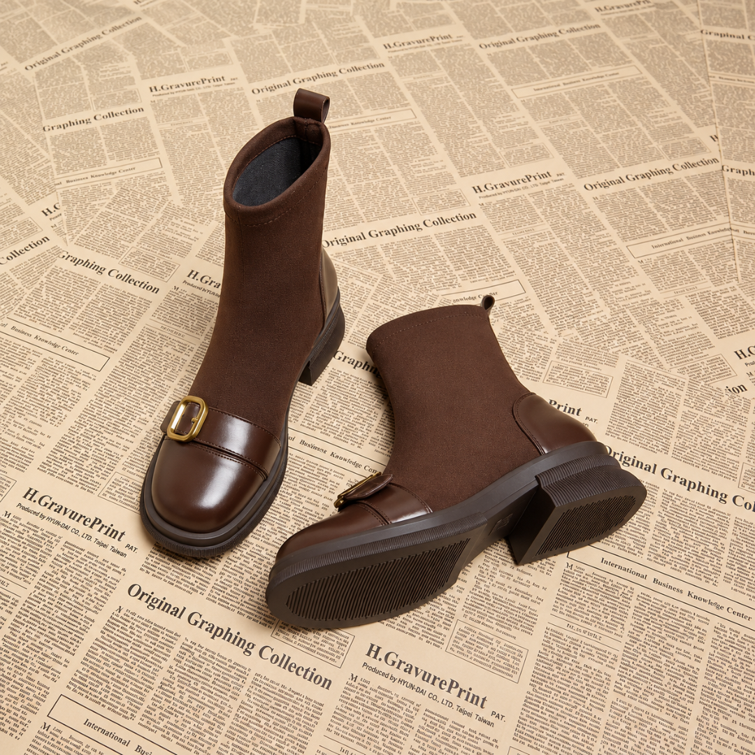 Bottines femme marron, détail de la patte à boucle dorée sur l'empeigne lisse