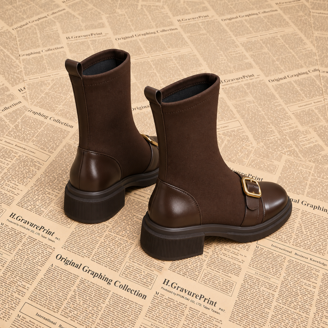 Vue arrière des bottines marron montrant la patte de tirage et le talon bloc