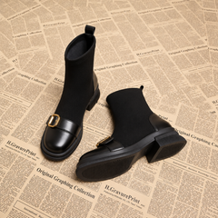 Bottines femme noires à boucle dorée, vue de la semelle crantée et du talon