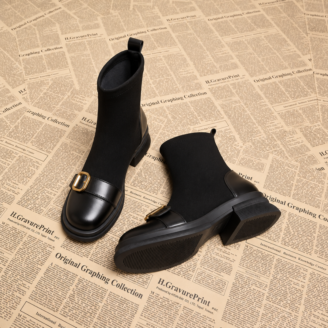 Bottines femme noires à boucle dorée, vue de la semelle crantée et du talon