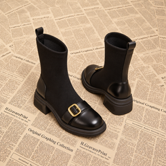 Bottines noires montantes à tige unie et empeigne lisse à boucle dorée