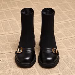 Vue de face des bottines noires, bouts ronds lisses et boucles dorées