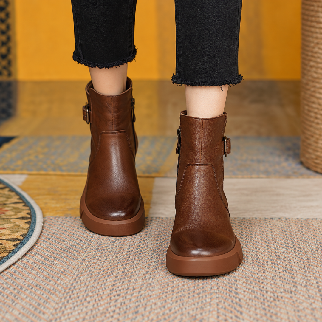 Bottines marron à boucle vues de face, bout rond et semelle épaisse