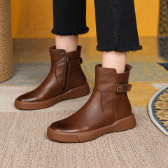 Paire de bottines marron de trois quarts, bride à boucle et semelle crantée