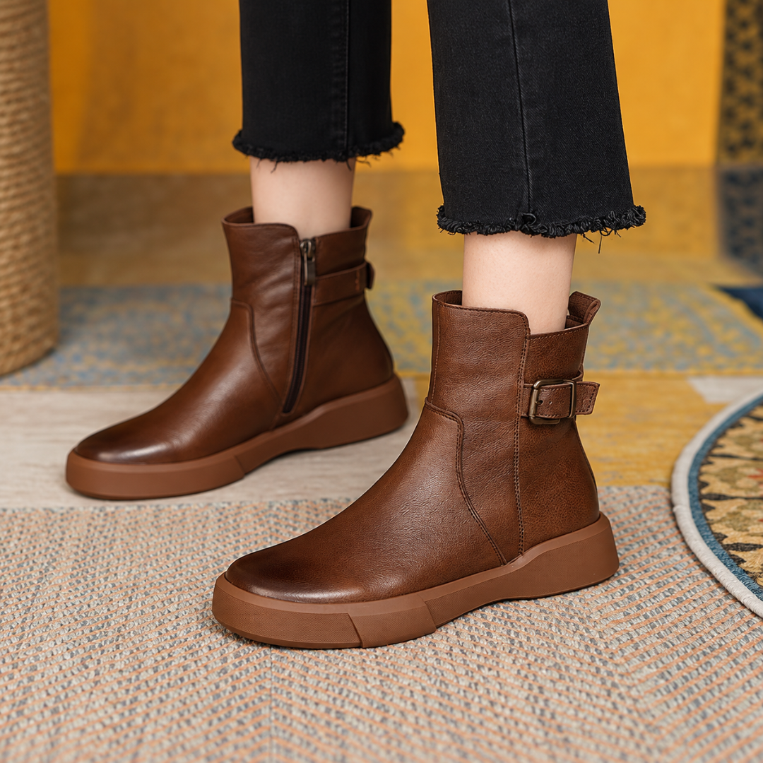 Paire de bottines marron de trois quarts, bride à boucle et semelle crantée