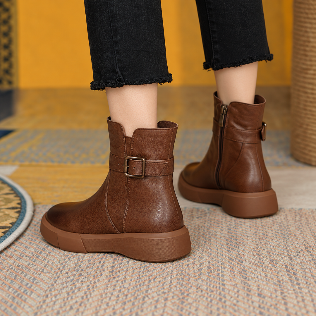 Bottines marron vues de dos, bride à boucle métallique et tige courte
