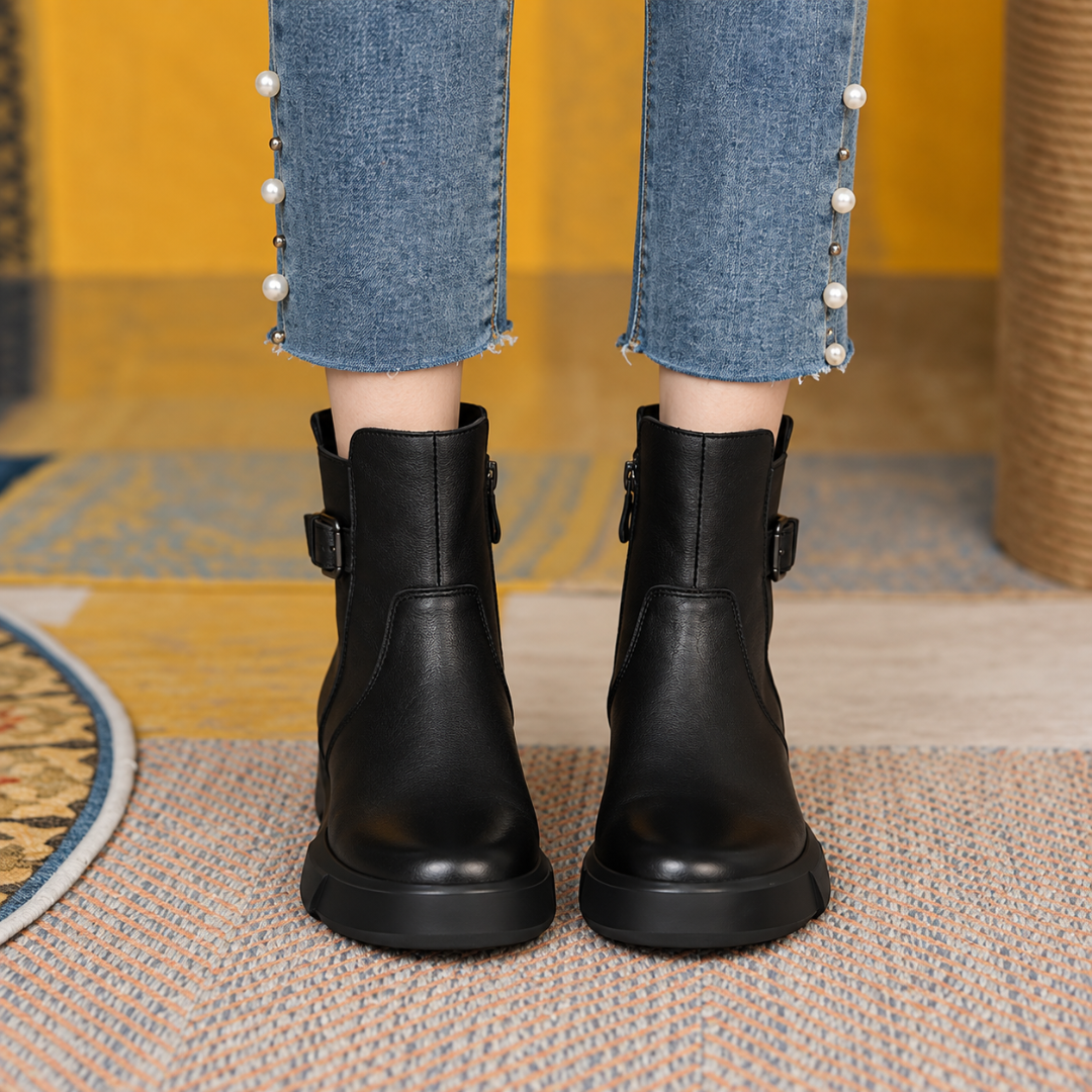 Bottines noires de face avec boucles latérales et semelle épaisse assortie