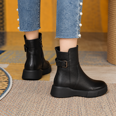 Bottines noires vues de dos et de côté, semelle épaisse légèrement crantée