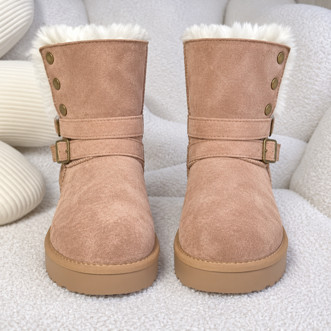 Bottines femme beiges vues de face avec revers duveteux et boucles métalliques
