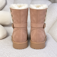 Arrière des bottines beiges montrant les boutons et la semelle plateforme crantée