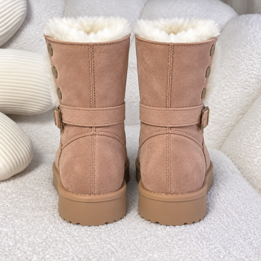 Arrière des bottines beiges montrant les boutons et la semelle plateforme crantée