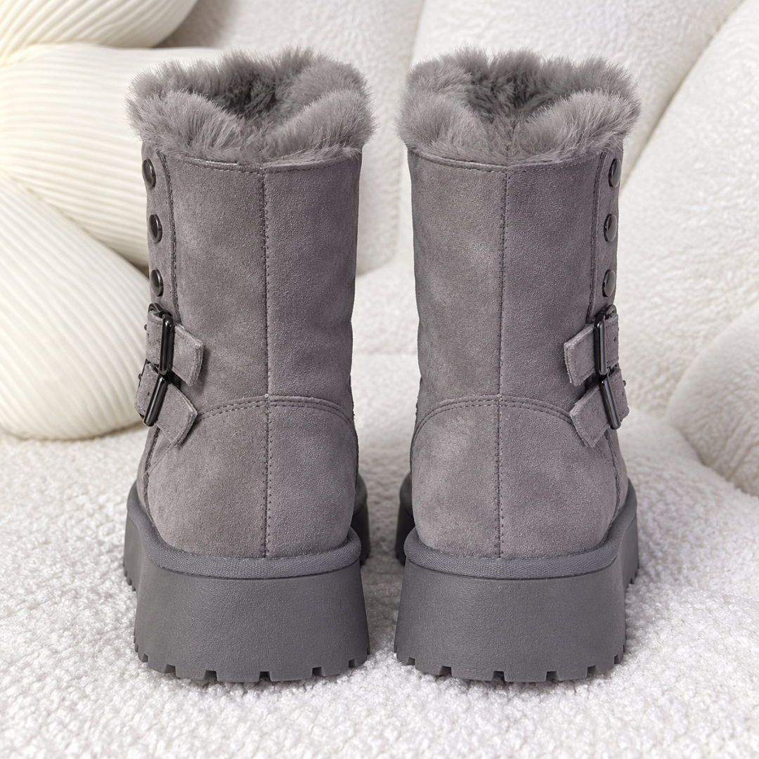 Arrière des bottines grises avec boutons alignés et semelle plateforme crantée