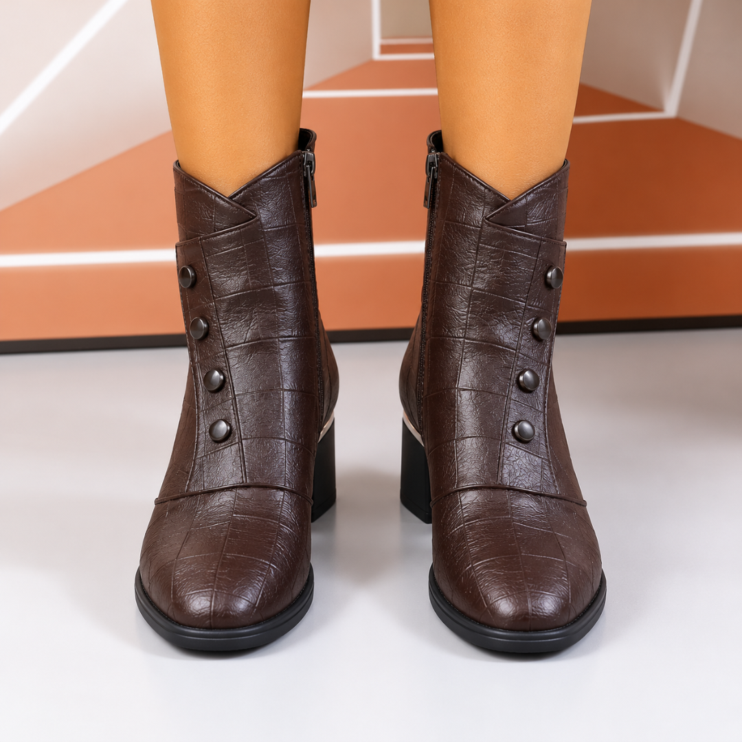 Bottines femme marron à effet croco vues de face avec boutons décoratifs