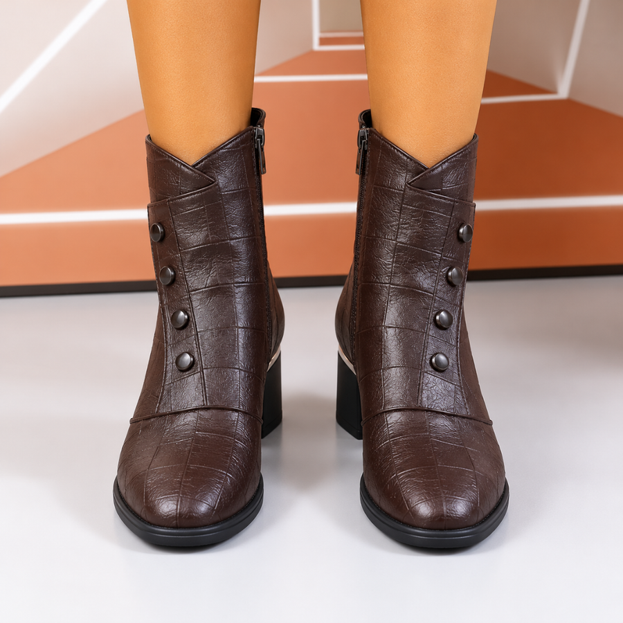 Bottines femme marron à effet croco vues de face avec boutons décoratifs