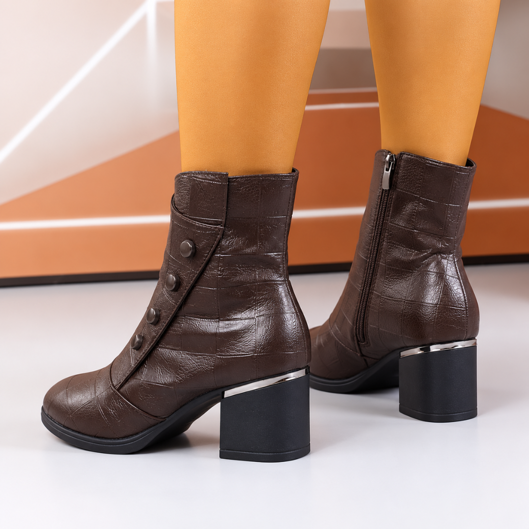 Vue arrière des bottines marron montrant le talon carré et la glissière