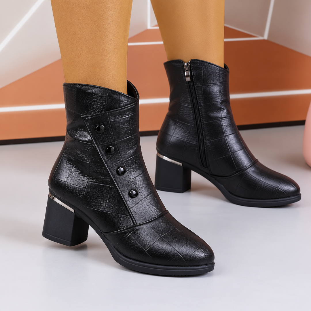 Bottines noires à talon carré, détail métallique et glissière latérale