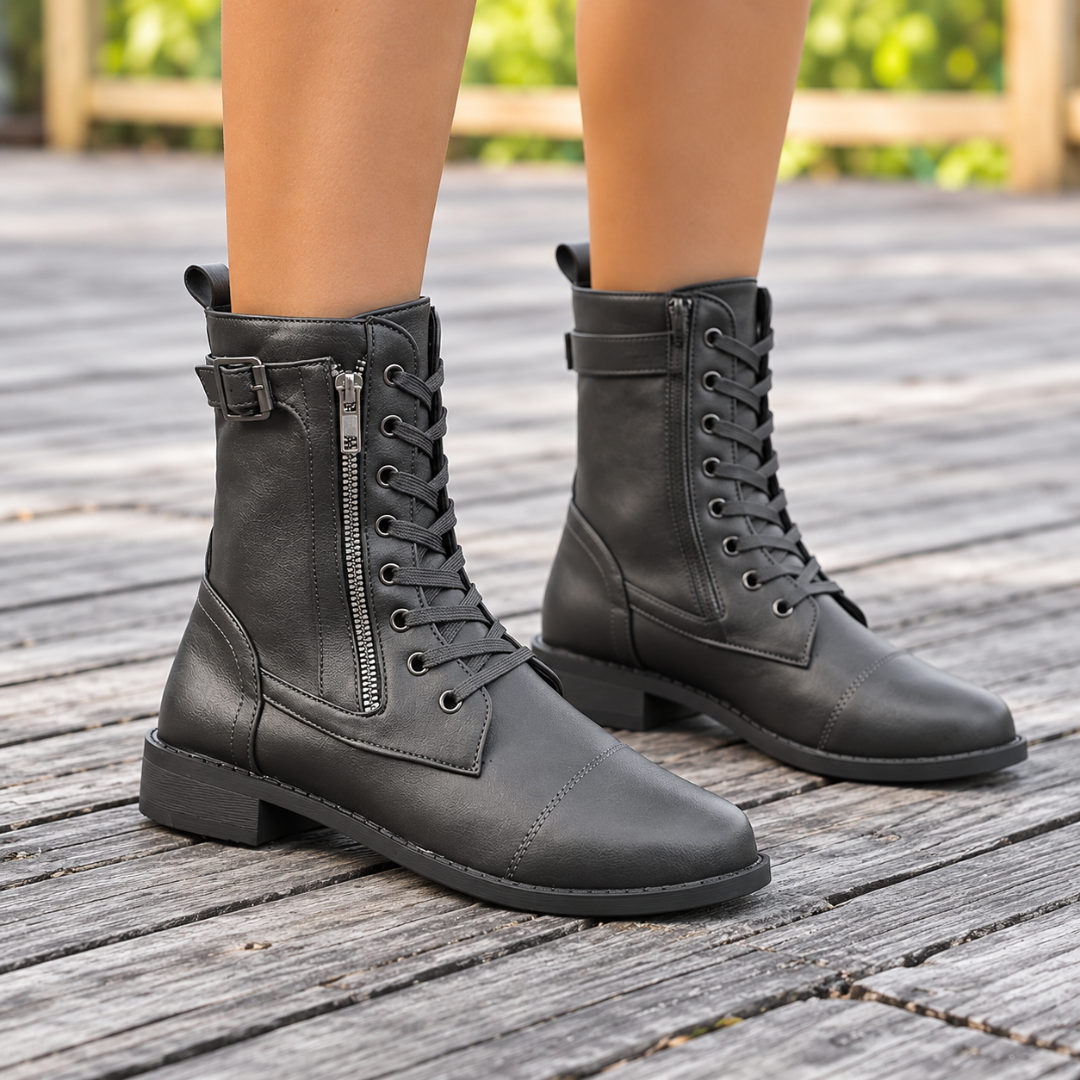 Bottines grises à lacets portées, zip latéral et bride à boucle bien visibles