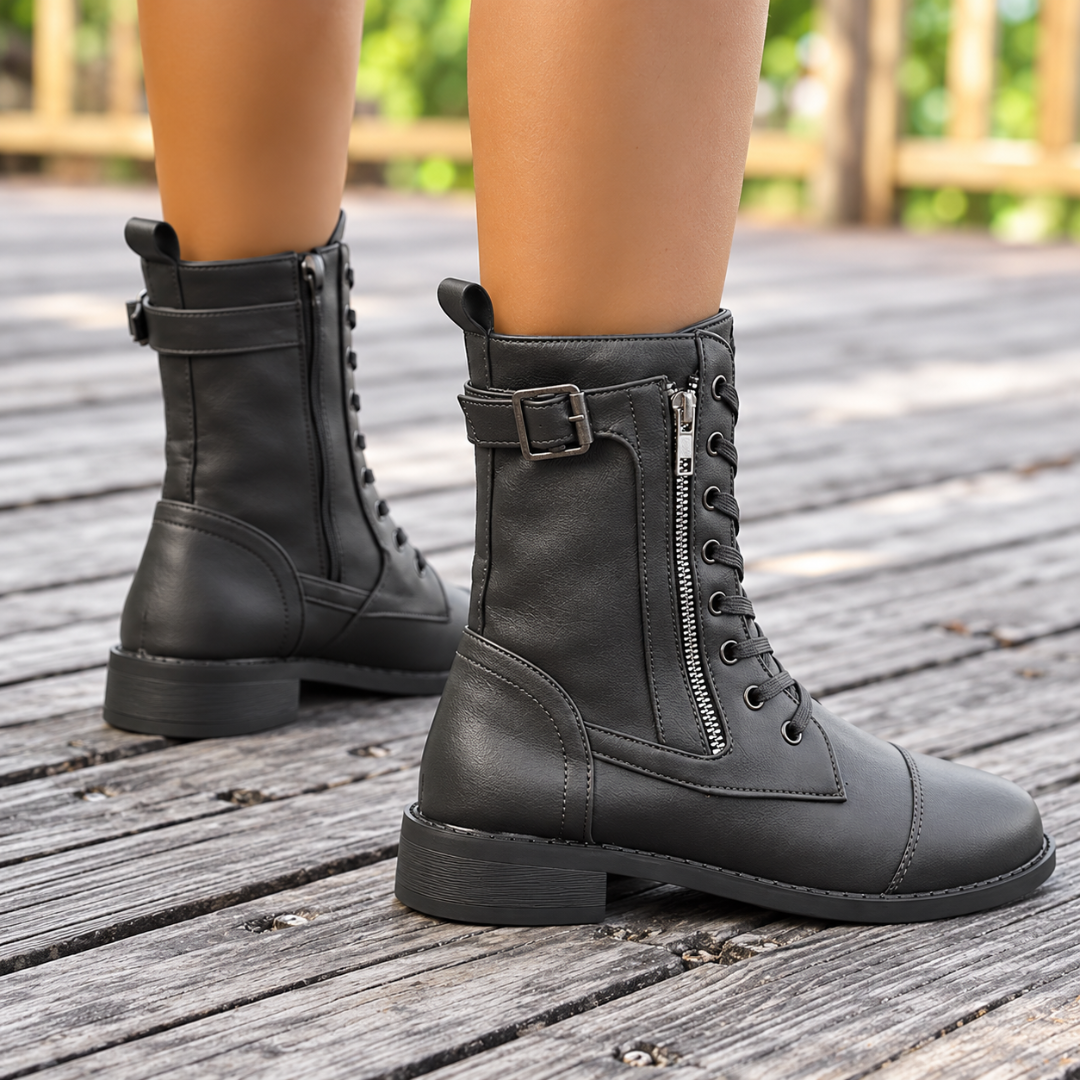 Bottines grises de trois quarts, zip métallique le long de la tige