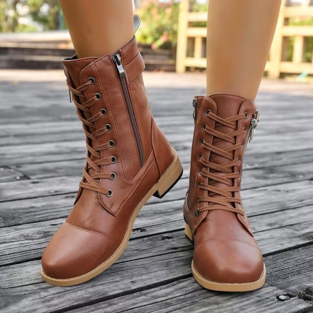 Bottines marron à lacets avec œillets métalliques et semelle claire, portées sur terrasse