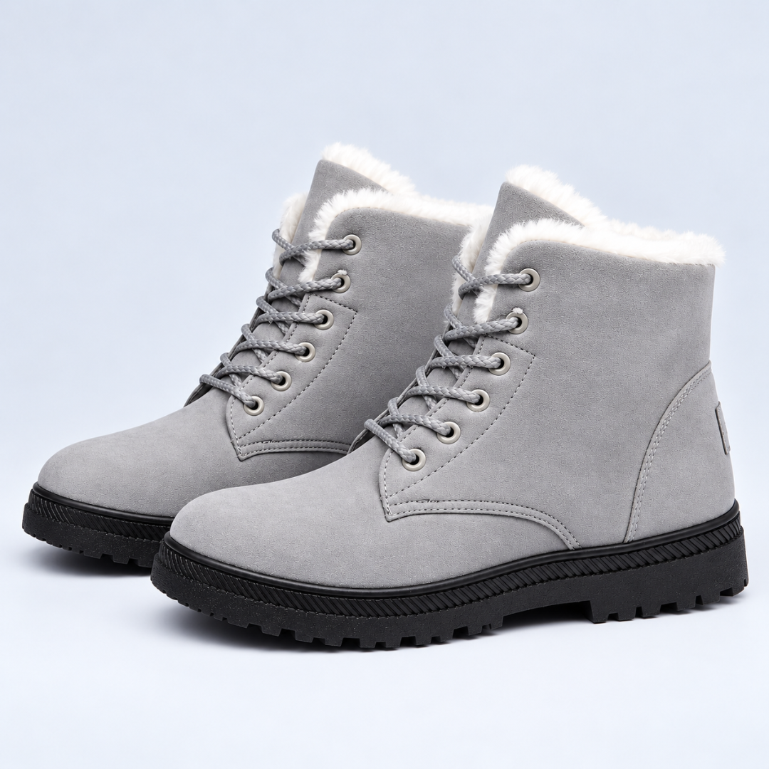 Paire de bottines grises vue de trois quarts, laçage croisé et œillets métalliques