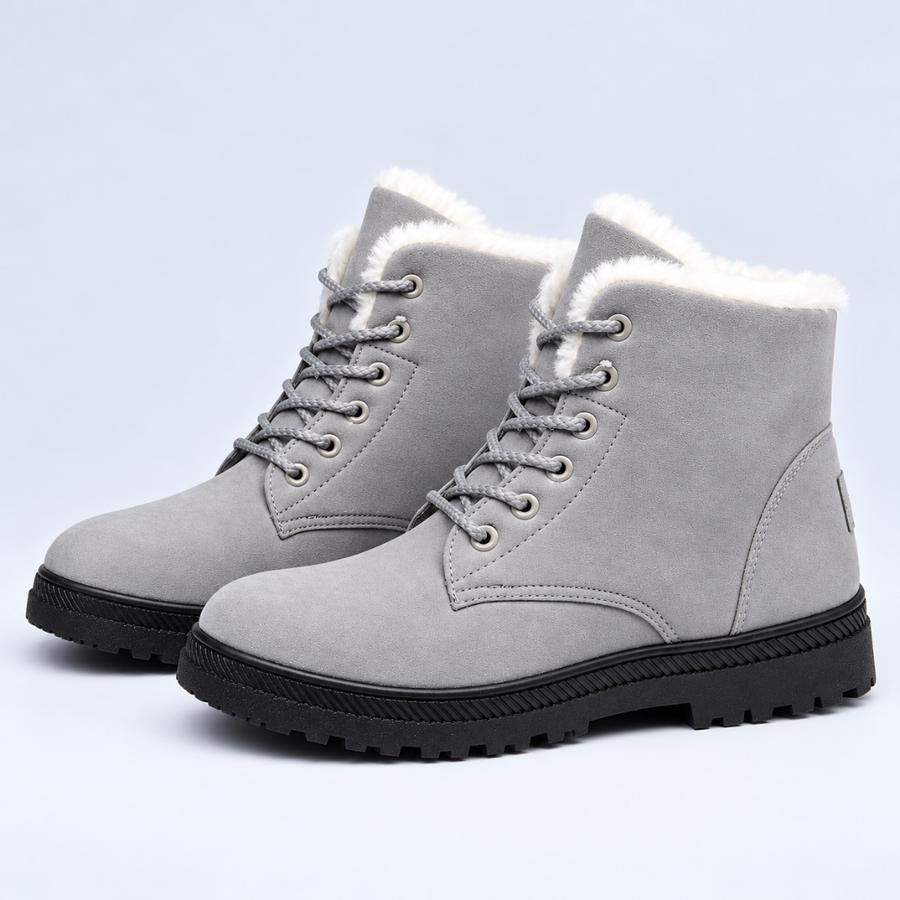 Paire de bottines grises vue de trois quarts, laçage croisé et œillets métalliques