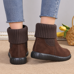 Vue arrière des bottines marron montrant le revers en maille et la semelle épaisse