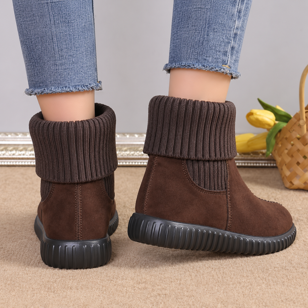 Vue arrière des bottines marron montrant le revers en maille et la semelle épaisse