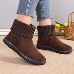 Bottines marron effet daim de profil avec bout rond et surpiqûres apparentes